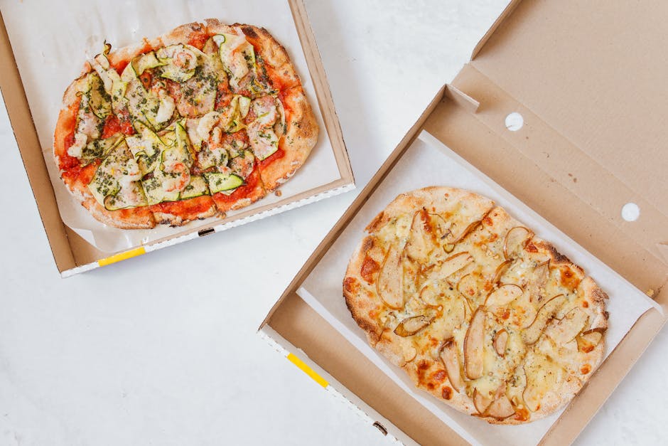 Estudiantes universitarios colaborando en una biblioteca moderna